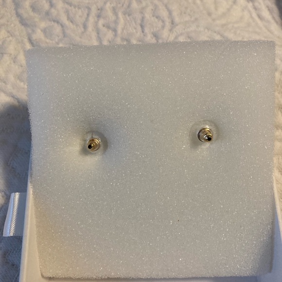 Minnie Mouse gold in color with pearl accent earrings - Picture 5 of 6